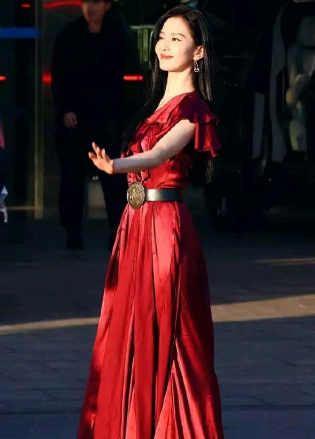刘诗诗：酒红色束腰裙展现女性美和优雅气质