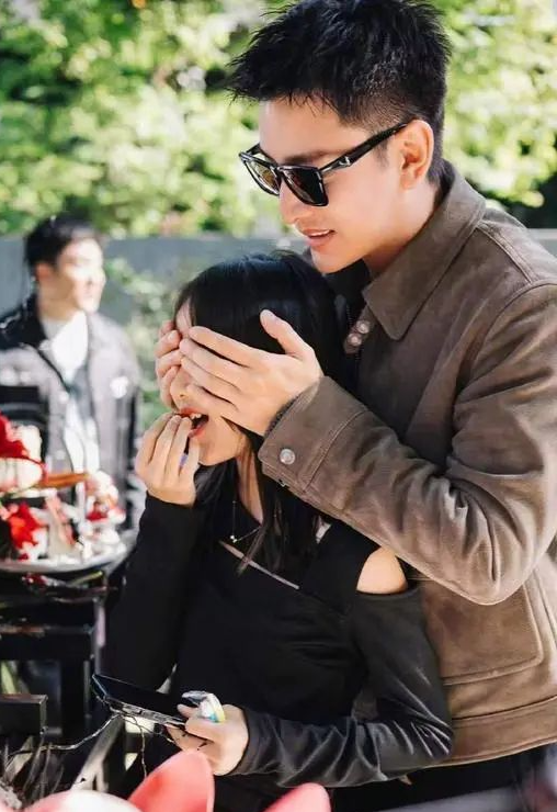 李小璐贾乃亮偷偷复婚了?最新全家福把我看懵了