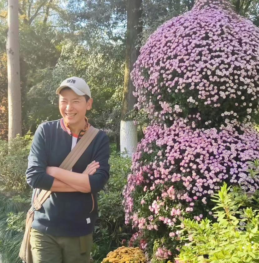 李静为戴军庆生，两人游植物园品美食好惬意，二十年友谊超纯粹