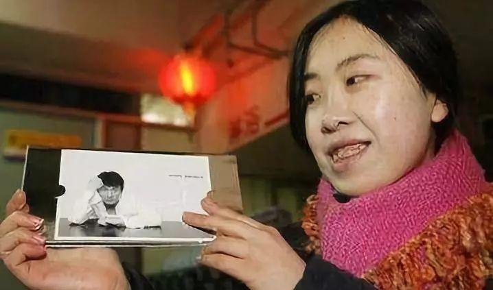 后悔!16年前为追刘德华逼父卖肾自杀,倾家荡产的杨丽娟现状如何