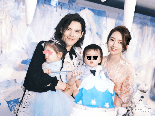 郭碧婷深夜探班，向佐直播被警告，女儿小奶黄缠着只要爸爸抱