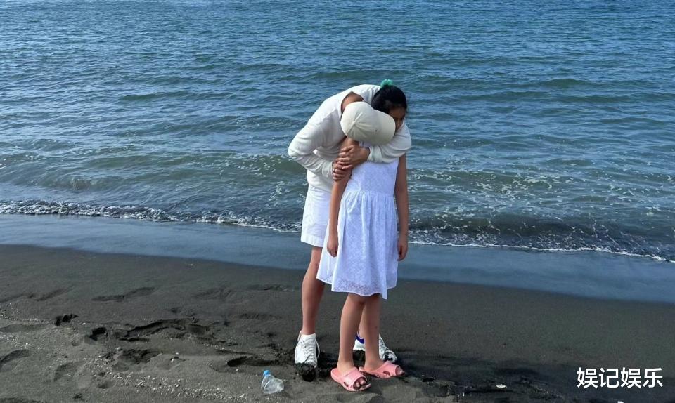 汪小菲带娃去海边，搂着女儿拍照很亲昵，小玥儿有些害羞