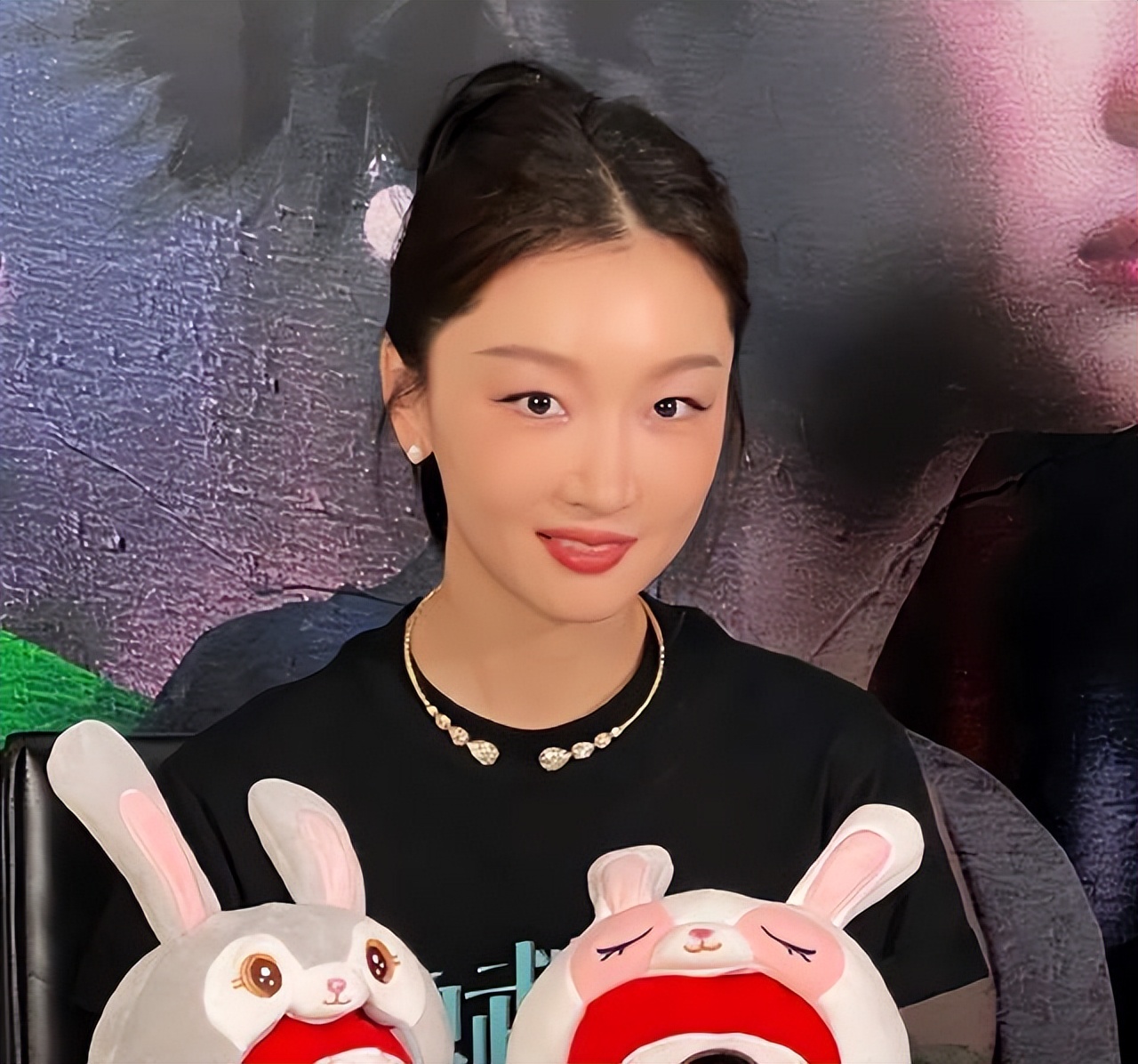 周冬雨扫楼生图变样,脸部僵硬还撞脸倪妮,疑似填充过度不自然 !