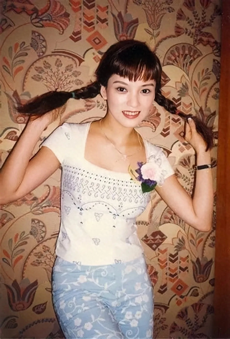 彭丹的双马尾造型最为清纯，堪称最美村姑