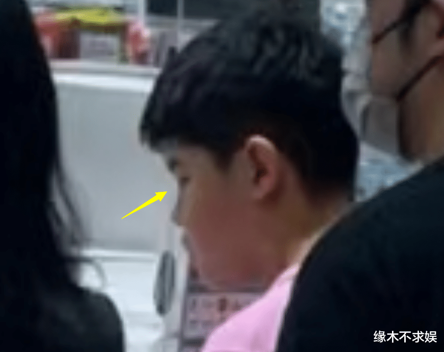 沙溢一家4口出国旅游!安吉小鱼儿变化大,坐经济舱被曝拮据生活