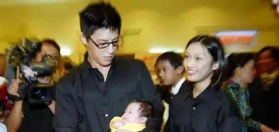 握手!离婚两年后,终于证实他婚姻出轨……