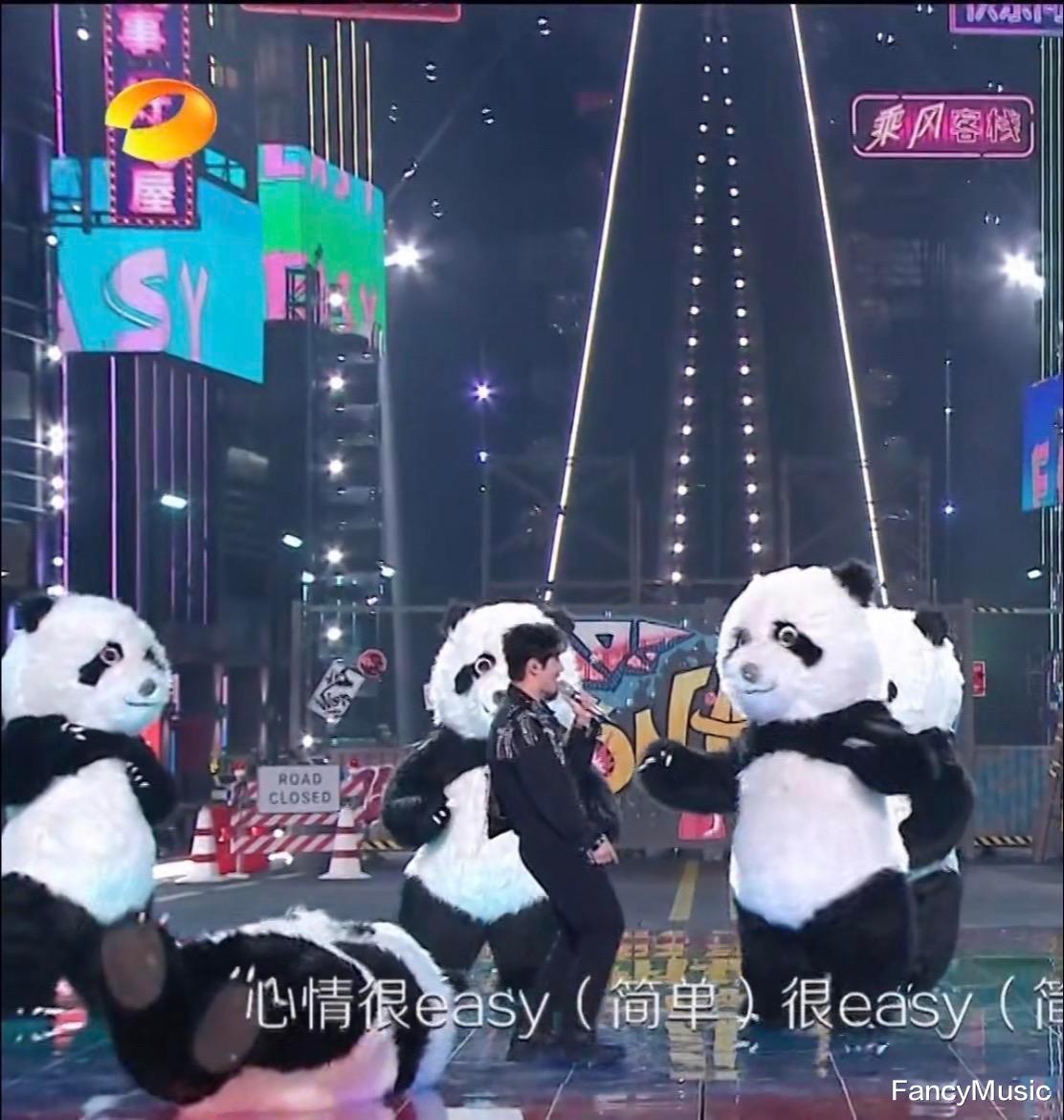 跨年晚会|明星假唱、美女喊麦、歌声刺耳，2024年的跨年晚会翻车太多