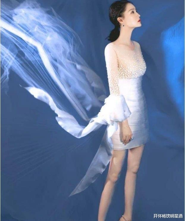 李沁终于改变了形象，肉色丝袜搭配白雪连衣裙仙气十足！