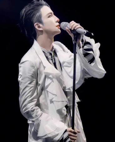 薛之谦|曝好声音停播另有原因,2位导师坚决退出,网友:放个假人继续录