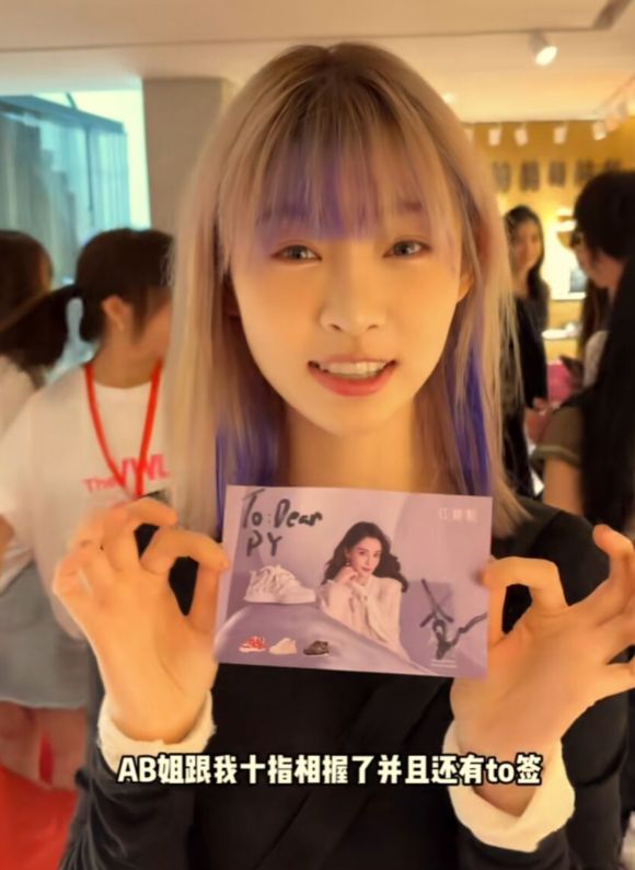 痞幼与baby同框，痞幼身材圆润显普通，网友：明星与网红区别真大