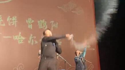 德云社相声变味？烧饼故意向观众席泼水，网友：我欠姜昆一个道歉