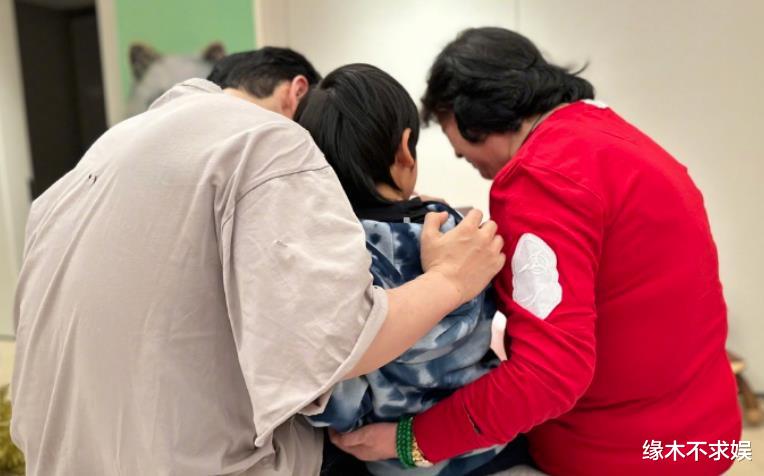 Angelababy带小海绵看急诊,憔悴暴瘦出青筋,母子俩令人心疼!