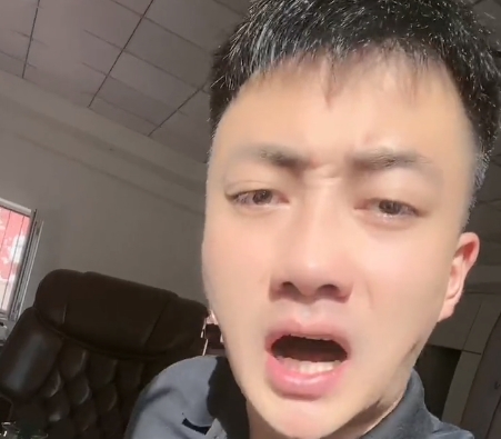 曝网红萧俊同时与30位女友交往，致多人怀孕流产，聊天记录曝光