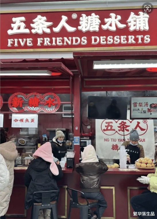 汪圆圆回上海老家游玩,带子女吃路边摊,婚后与老公感情甜蜜