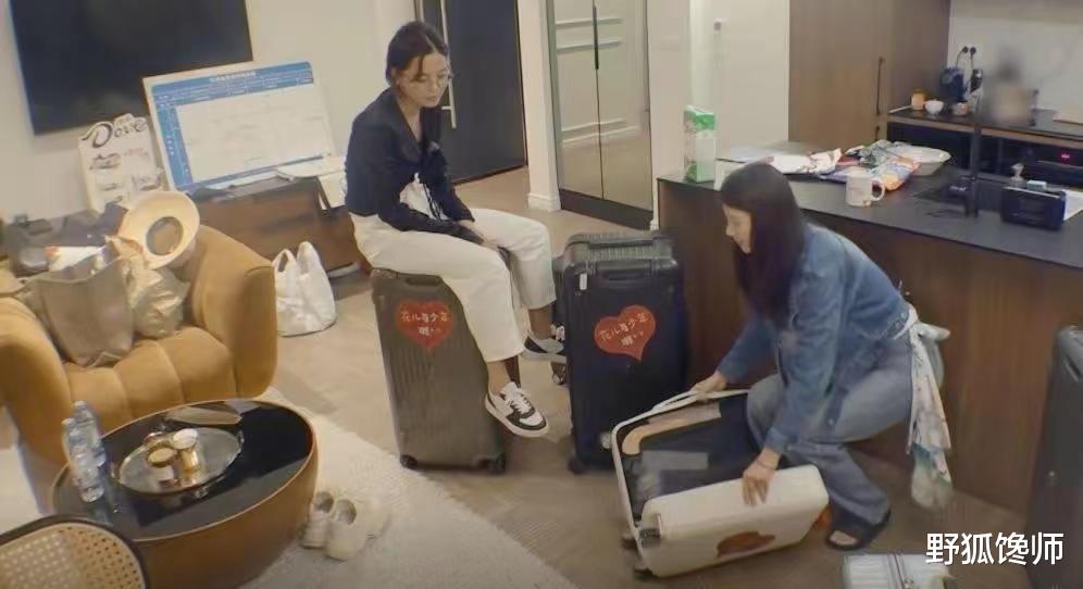 辛芷蕾夸赵昭仪美甲好看,这脚丫长的挺漂亮,赵昭仪调侃你亲一口。