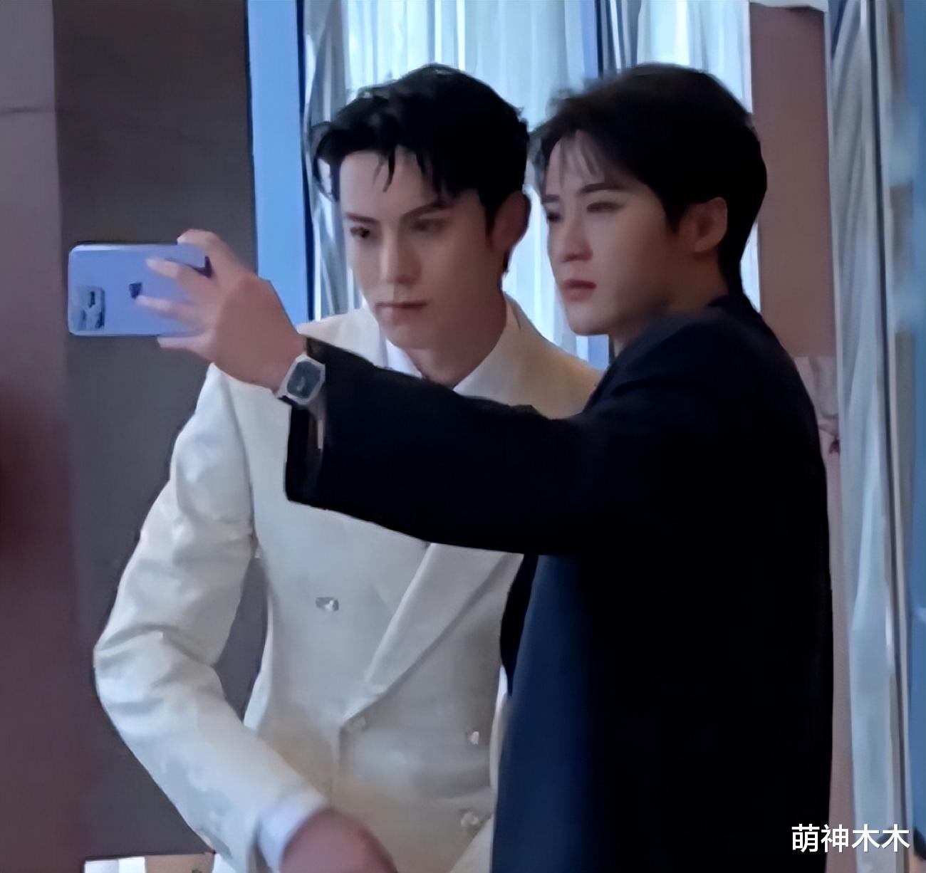 惠英红|众星分享微博之夜候场状态：惠英红宋佳打牌，王鹤棣檀健次合影