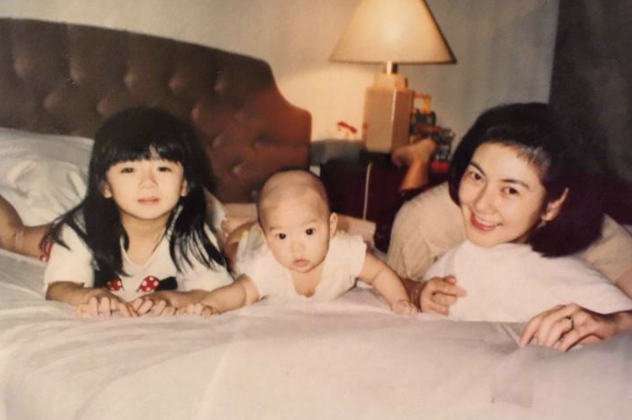 程晓玥|程晓玥为亡母庆祝冥诞，晒为妈妈庆生旧照温馨感人，当时郑恺也在