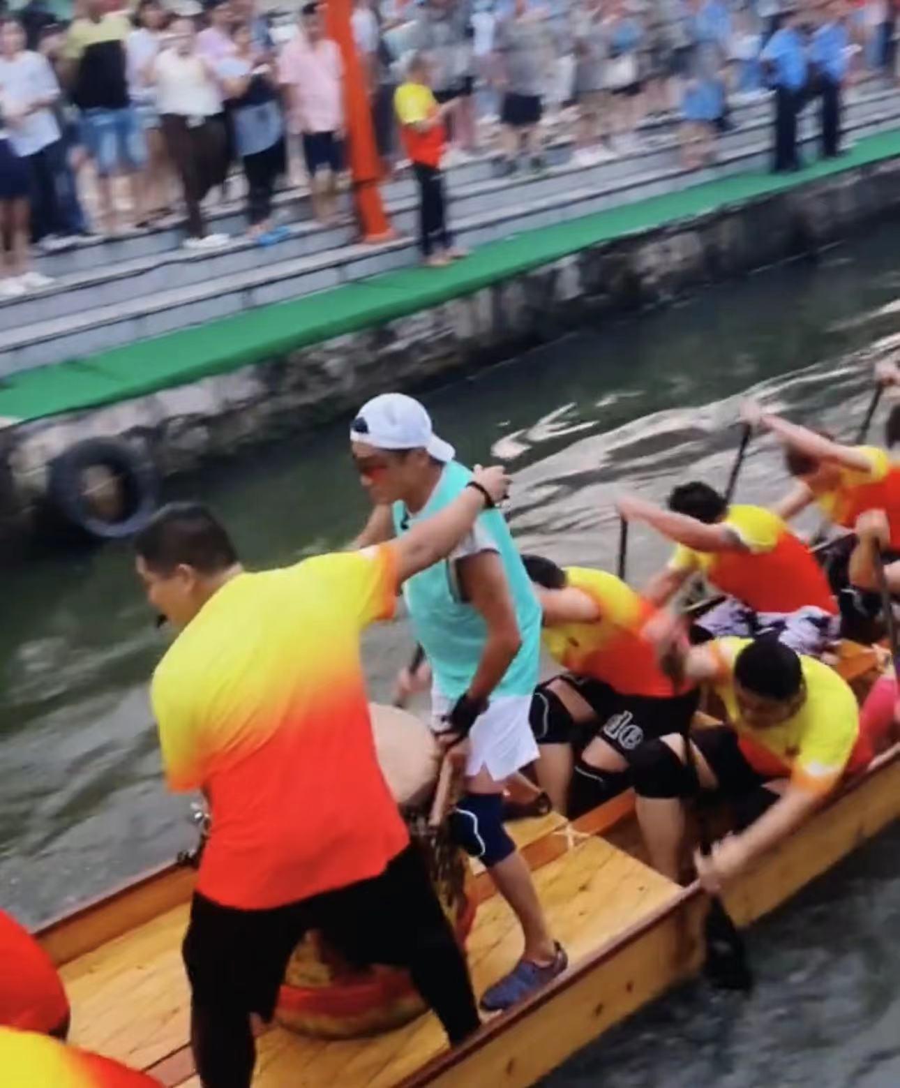 梁家辉|65岁梁家辉老到认不出,现身广东老家赛龙舟,身材健朗精神不错