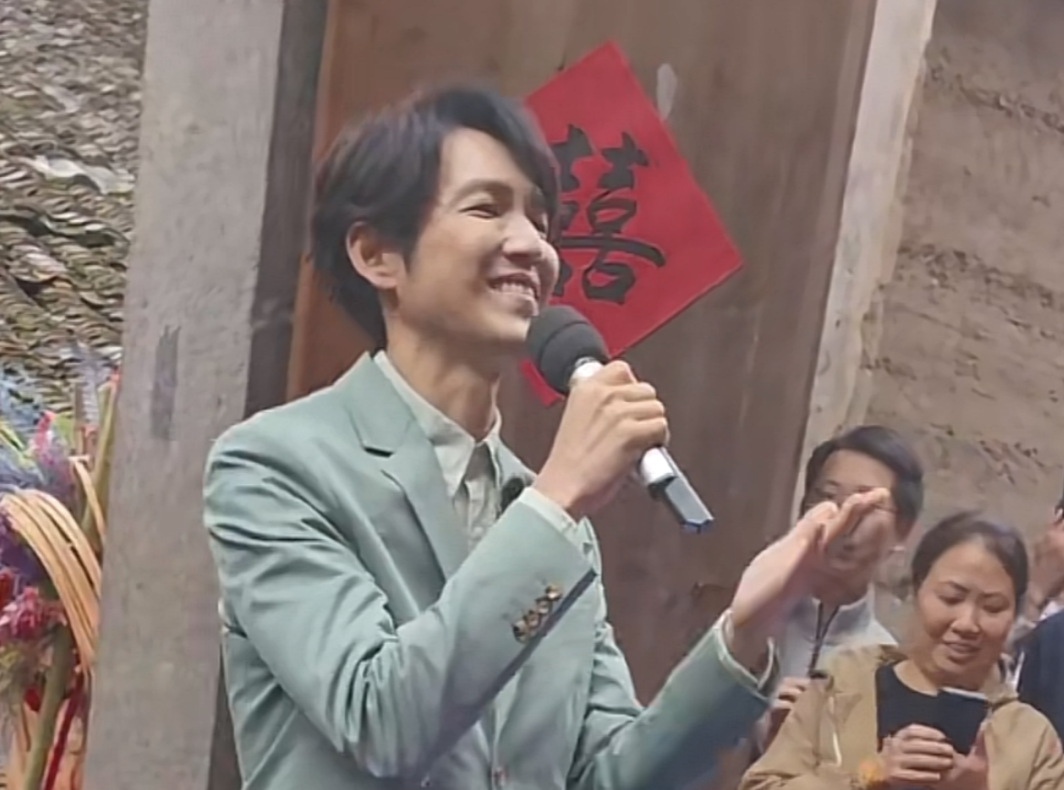 钟汉良|49岁钟汉良疑整容失败,模样大变认不出,又黑又瘦老了不止十岁