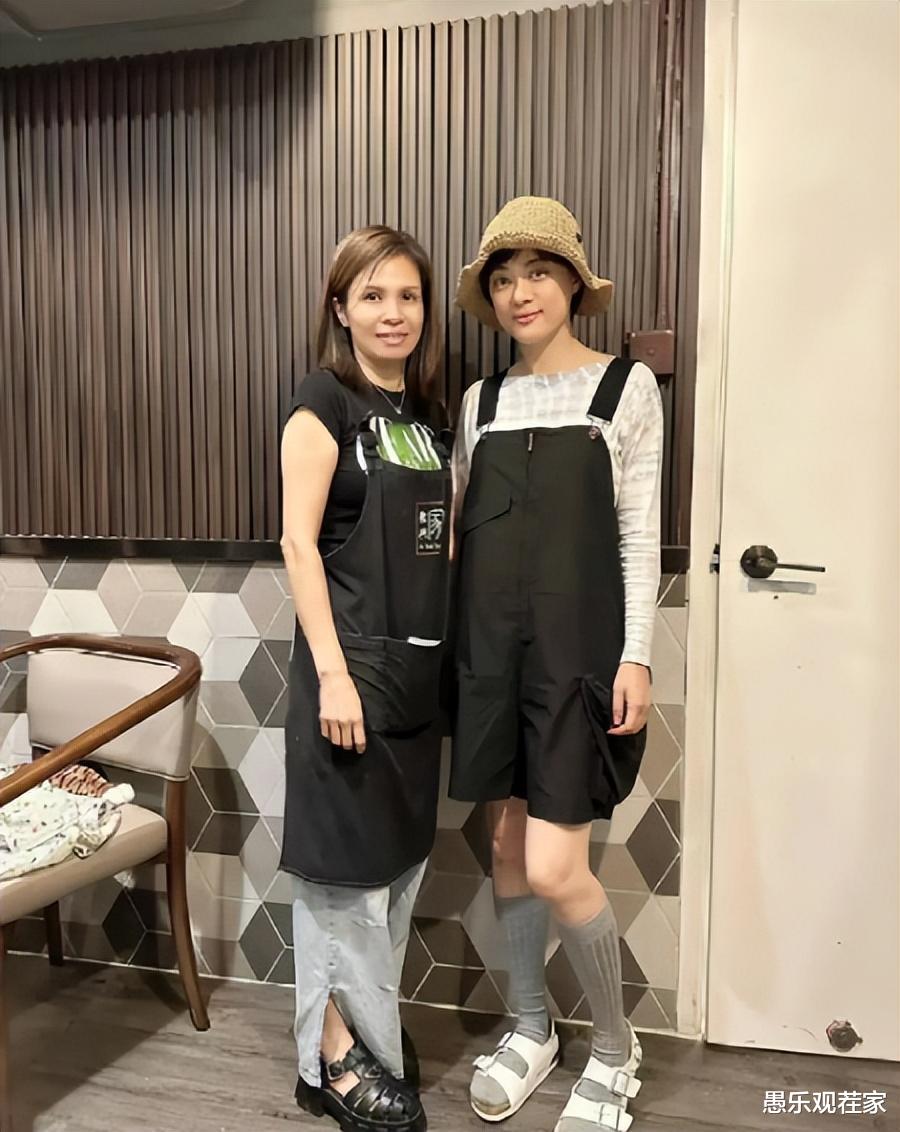 孙俪现身香港游玩,高温天穿长筒针织袜装扮奇特,被指养生过度