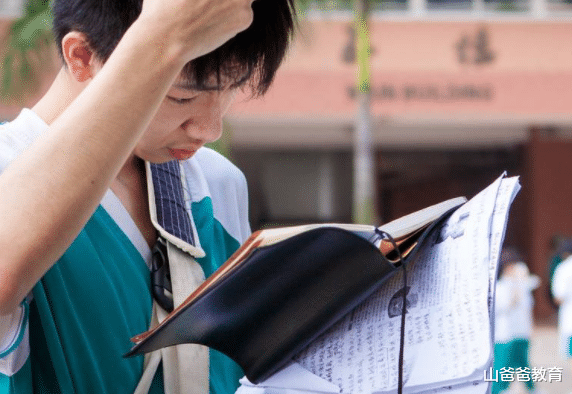 农村父母省吃俭用，终于供出985大学生，如今却成为全村“笑话”