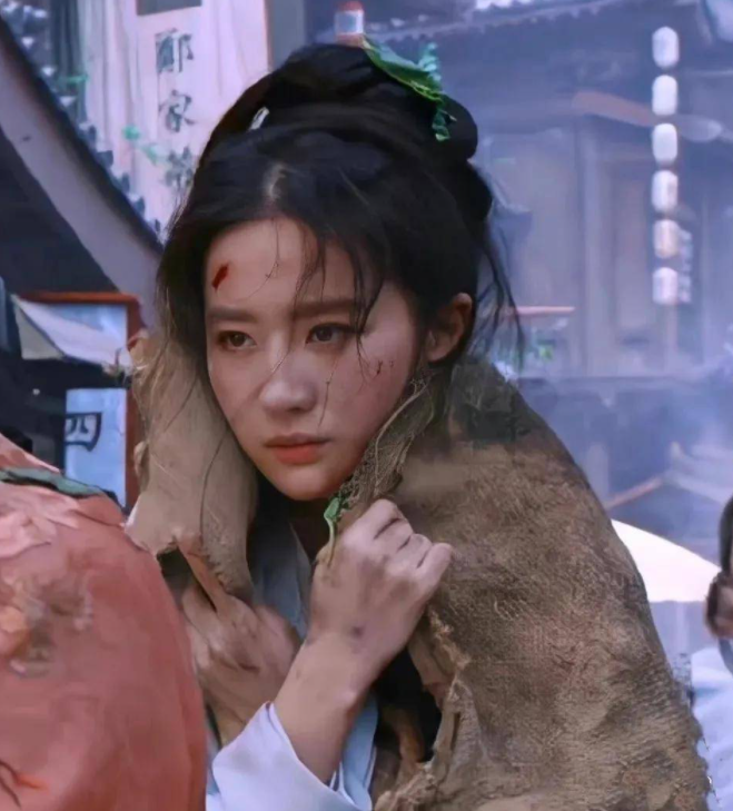 认怂了?捂胸门后热巴保守装上线,高领裙配长靴,网友:欣赏不了