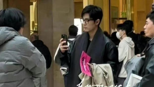 肖战|巴黎偶遇素颜肖战，和网友打招呼，被赞：真人又高又帅又精神