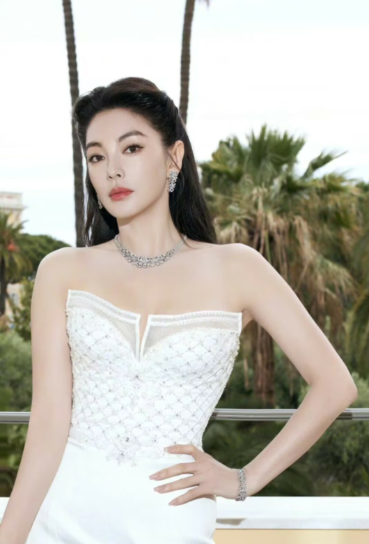 袜子|208万们，别再显摆你们的富有了，699元买不了一双袜子真讽刺