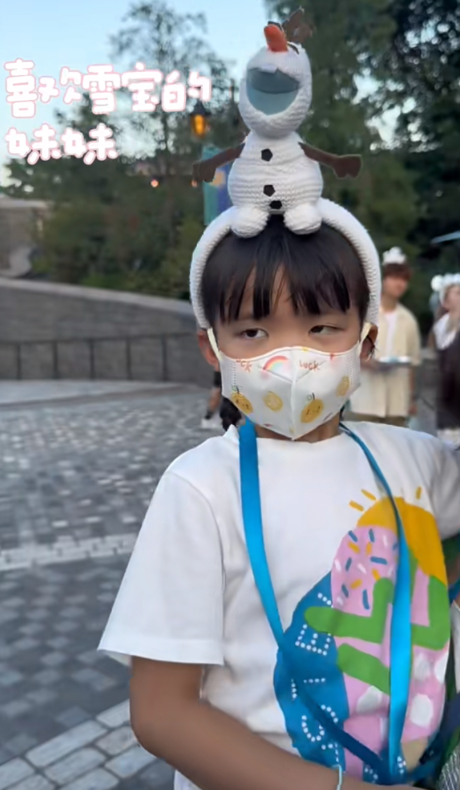 熊黛林携双胞胎女儿游迪士尼，老公郭可颂惊喜现身，一家四口罕合体超温馨