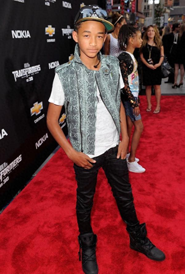 曝世界巨星公然反华！日本高铁辱骂中国不收敛，还曾多次与成龙合作