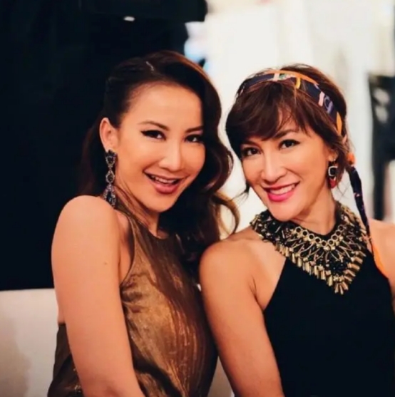 郑欣宜被曝抑郁症后露面,手部腿部浮肿头发稀疏,看心理悬疑小说