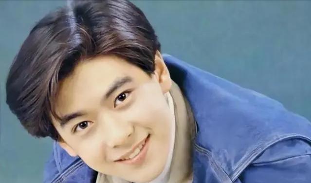 |48岁林志颖车祸后罕露面,携娇妻在米兰看赛车,胡子拉碴大变样