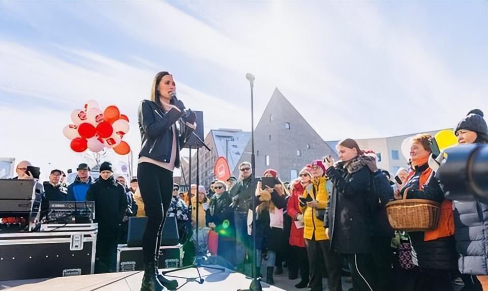 董卿 芬兰37岁美女总理街头拉票，皮衣配红唇很飒，却恐无法获得连任！