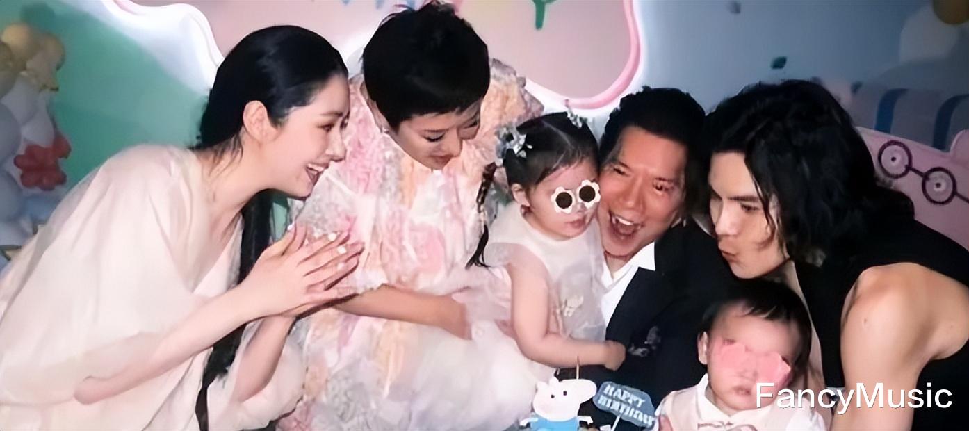 向佐晒照撞脸萧敬腾,身旁陈冠希不敌当年,法令纹重显老