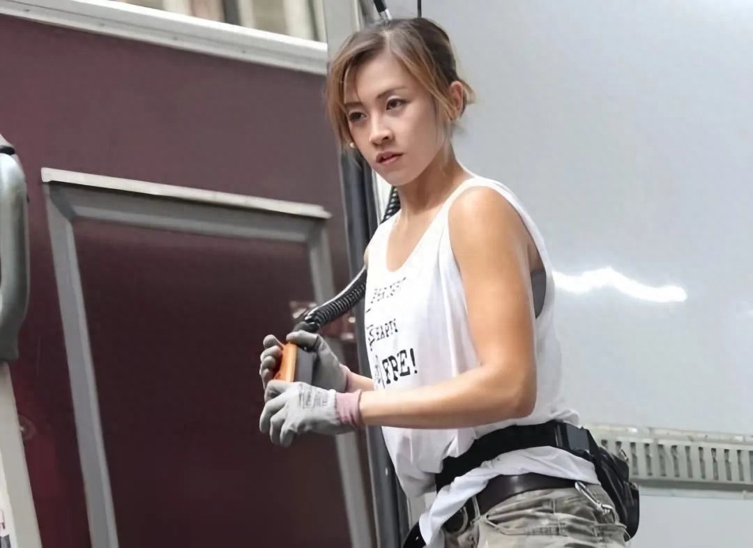 当年在节目上被富二代追走的“最美女搬运工”，现在过得如何呢？