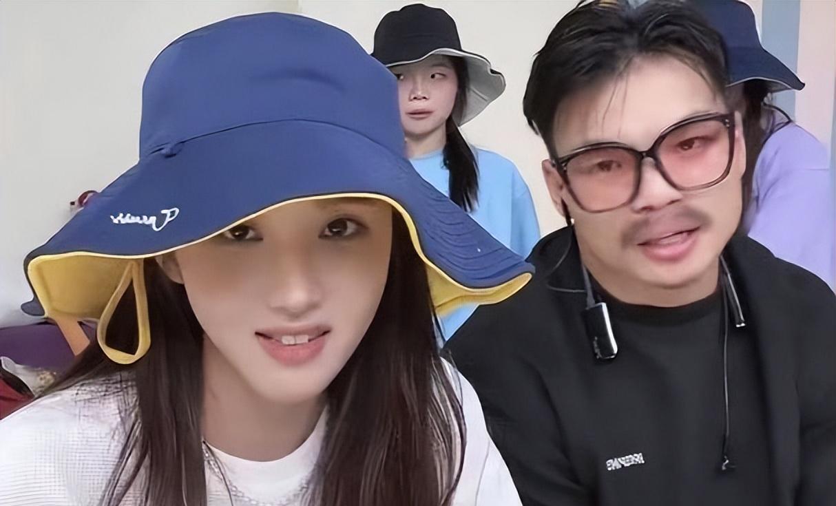 小杨哥将签约千万大网红!初见面就送4个LV包,颜值碾压爱徒乔妹!