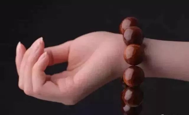 戴1080颗珠子的手串逛街是什么感觉?