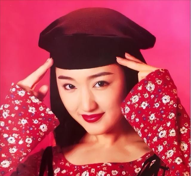 知名女星疑似怀孕，意外暴露孕肚，只是孩子的父亲至今是迷