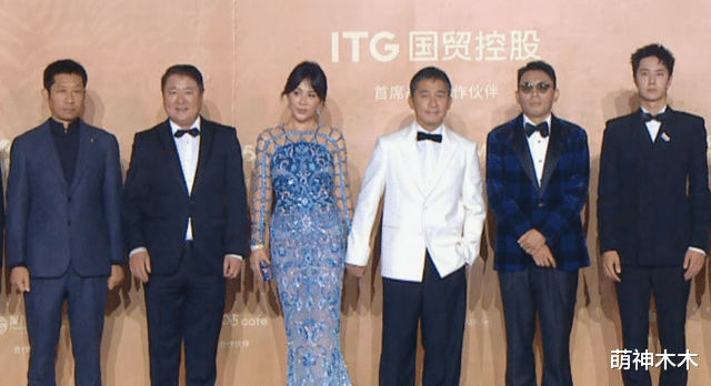 金鸡奖红毯生图来了！关晓彤选错礼服暴露短板，周冬雨头发稀疏