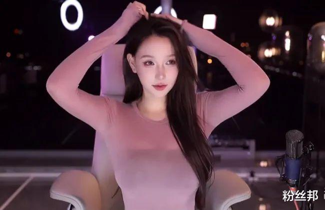 因被误判“内衣外穿”扣分，米娜“拉带自证”，怒斥超管眼神不好