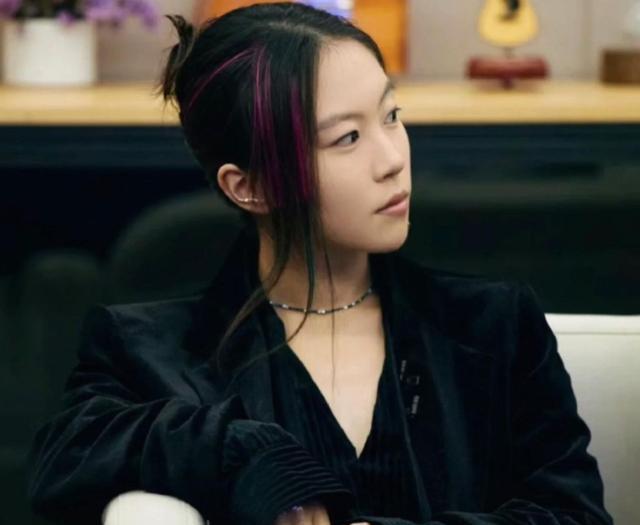 窦靖童|窦靖童换长发似整容,穿深V丝绒西装女人味十足,气质不输天后妈