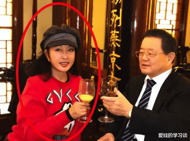 刘晓庆和老公“酒局照”流出！68岁的她如少女，老公却像糟老头子
