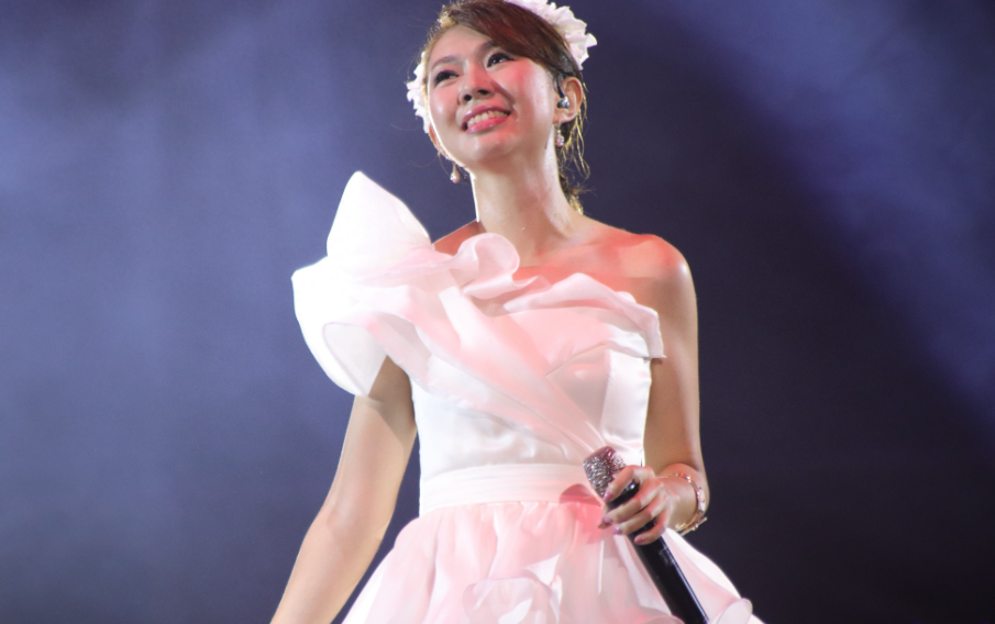 42岁卓依婷罕见露脸现身三亚，与她曾经的模样相比，简直判若两人