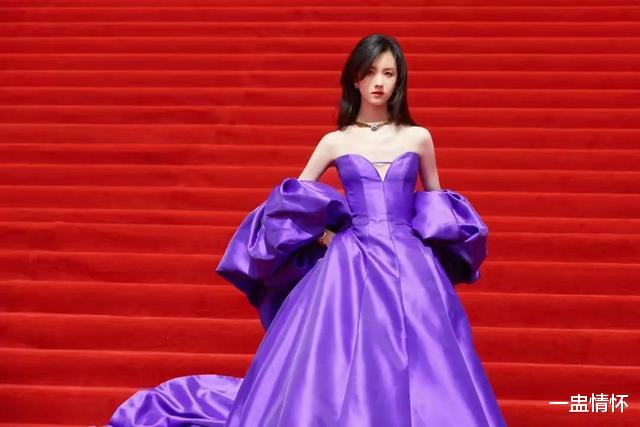 是风骨还是做戏？陈都灵拒绝资本搂腰另对方尴尬，结果秒被报复