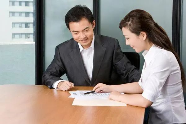 领导抛弃你的三个迹象，别再白费力气，要早作打算