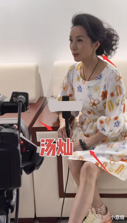 |48岁汤灿“消失”12年后复出!穿紧身裙开唱,小腹凸起赘肉明显