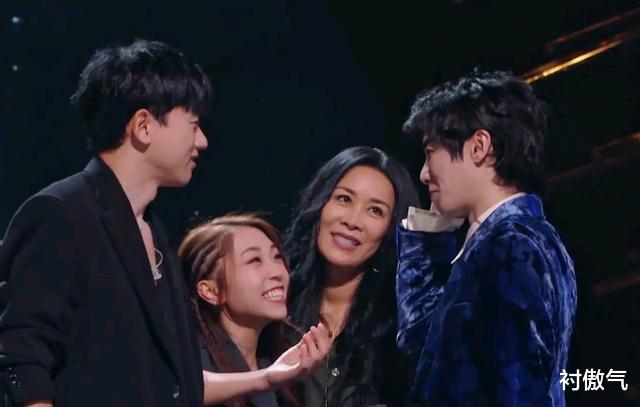 华晨宇|得知要跟华晨宇合作,请注意张杰的动作,既真实又尴尬