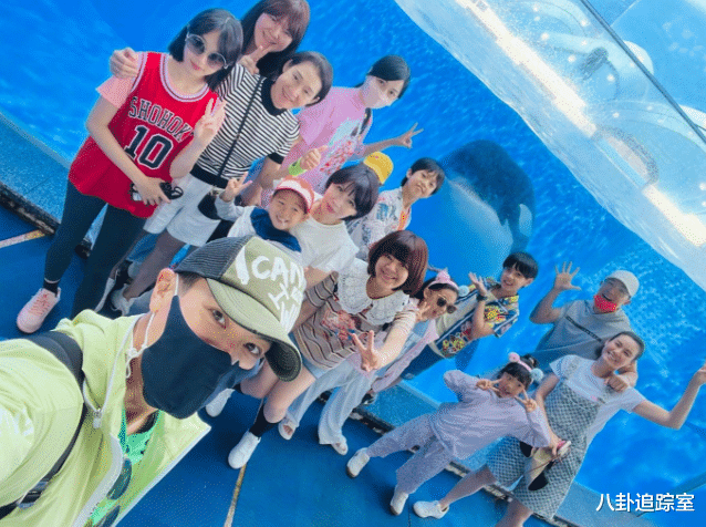 吴尊|吴尊晒好友生日宴,12岁NeiNei独坐角落,对镜比剪刀手显拘谨