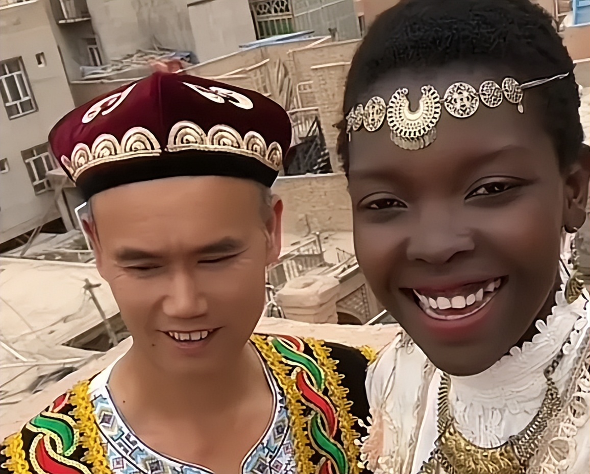 网红rose衣锦还乡，设流水席请客吃饭，花4h编脏辫，被催生二胎