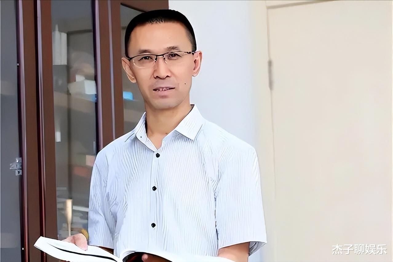 满江红|“央视主持”海霞:嫁大11岁清华教授,22年幸福婚姻背后有泪水